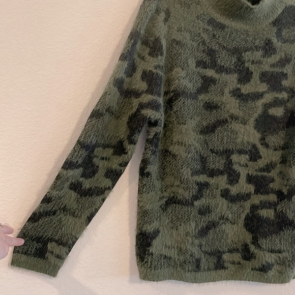 Fate DailyLook Women’s Sweater Small Green Camo Mock Neck Fuzzy Contemporary - Picture 9 of 17